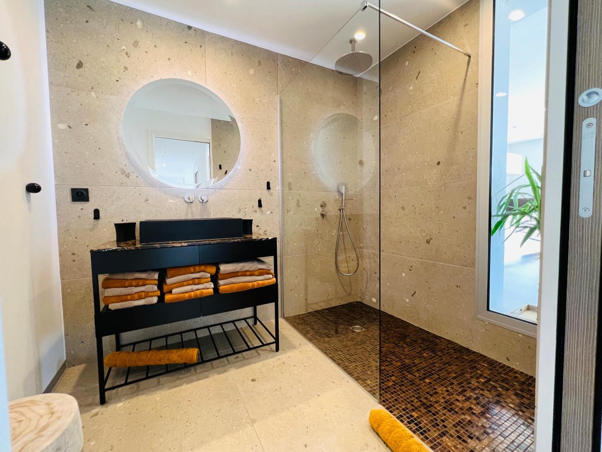Appartement T3 Lumineux Traversant Totalement Neuf En Face De La Plage Front De Mer Vue Sur Les Iles Vue Mer Panoramique Assuree Residence De La Plage Centre Ville Du Lavandou 3Eme Etage Avec Ascenseur Appartement T3 Le Lavandou Exteriör bild